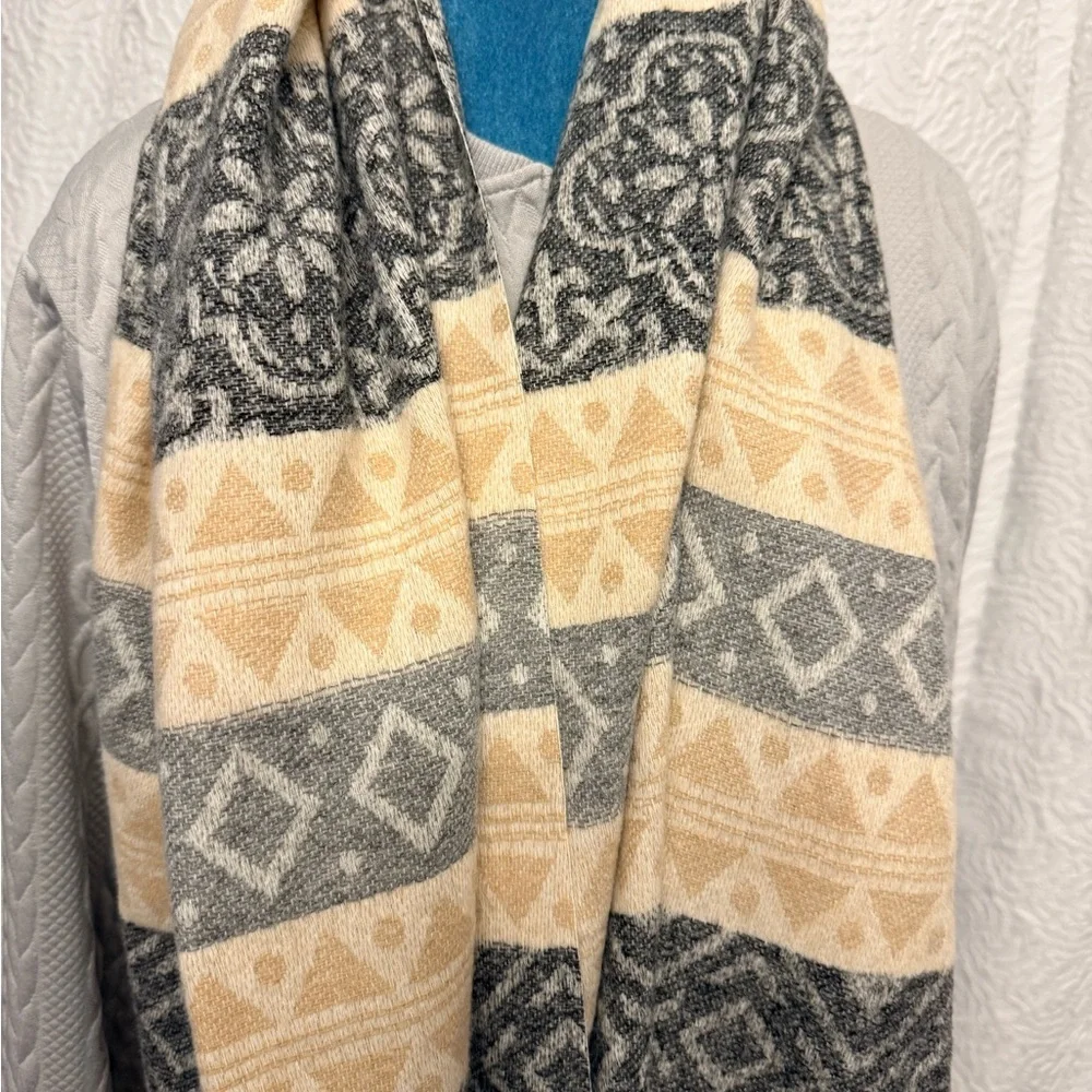 Geometric/Floral Patterned Large Blanket Scarf in Gray and Cream